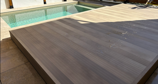 Terrasse mobile mi-ouverte sur piscine