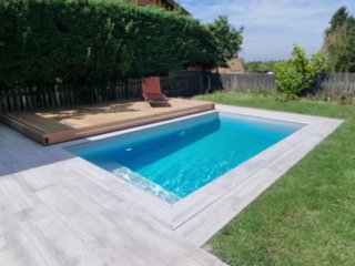 Terrasse mobile ouverte sur piscine